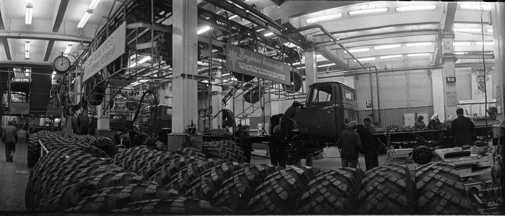 Уральский автомобильный завод. В цехе, 1975 год, г. Миас