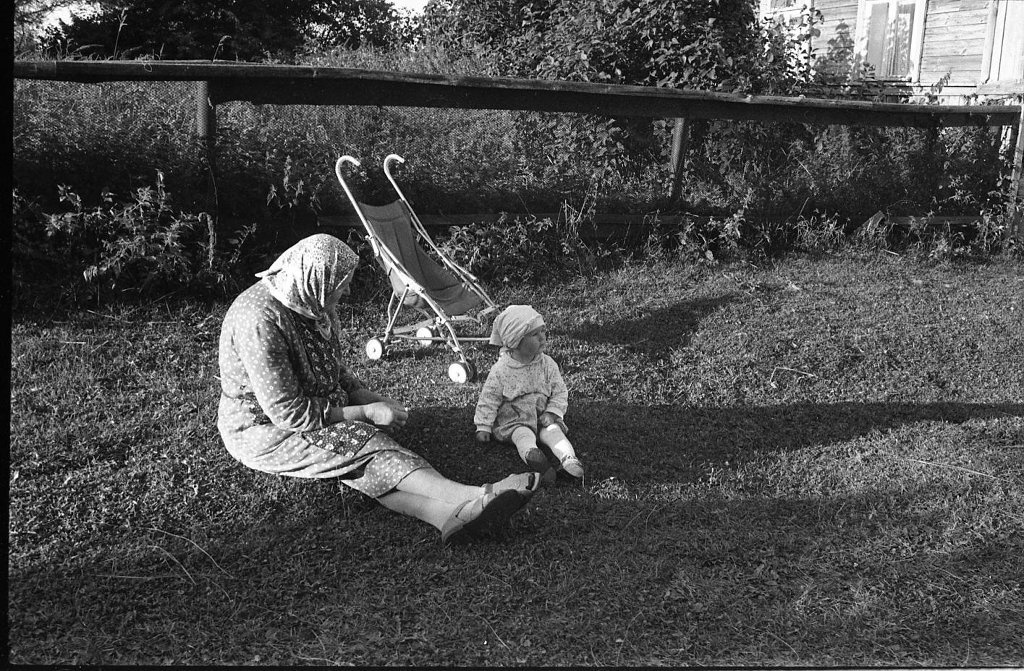 Талабск. Бабушка с внучкой, август 1991, Псковская обл., о. Талабск