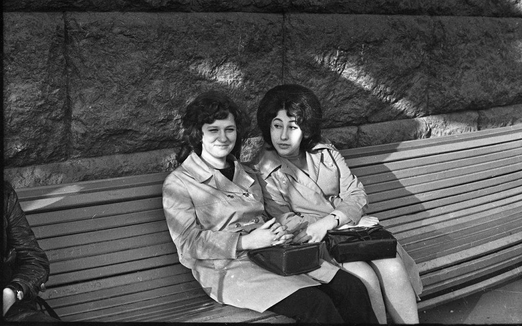 Подруги, 1974 год, г. Москва. Выставка «СССР в 1974 году» с этой фотографией.