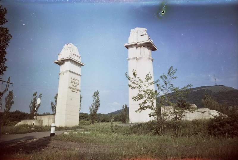 Каменные пилоны на въезде к месту дуэли М. Ю. Лермонтова, 1963 - 1965, Ставропольский край, г. Пятигорск