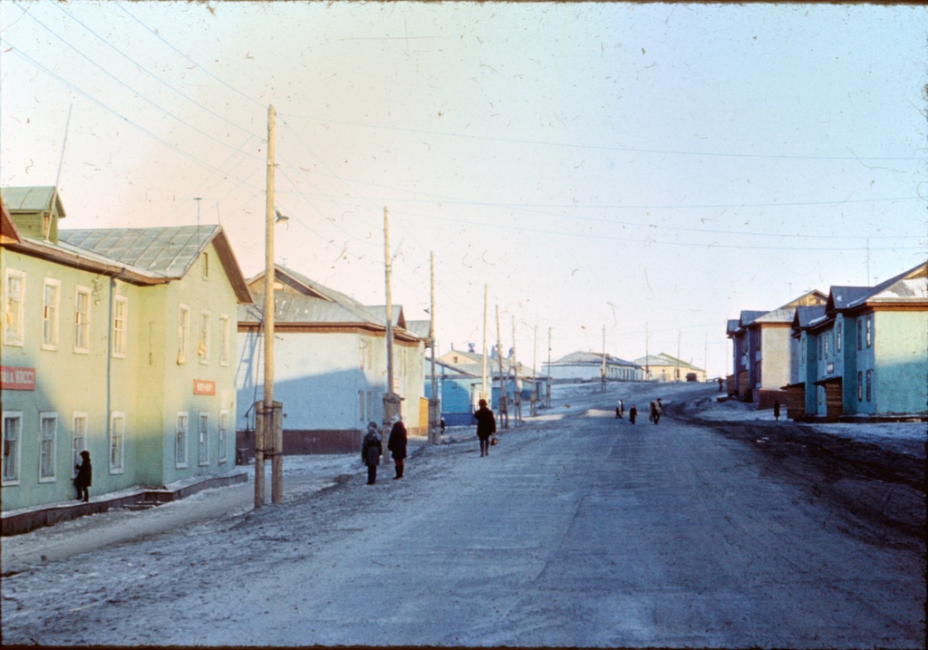 Вид на улицу Морская в сторону площади Мира, 1980 - 1981, Республика Саха (Якутия), Булунский улус, пгт. Тикси