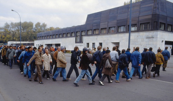 «Госпереворот 1993 года», 23 сентября 1993, г. Москва. Госпереворот, устроенный Ельциным в сентябре 1993 года. Внутренний двор Дома правительства, добровольные защитники конституционной власти.
