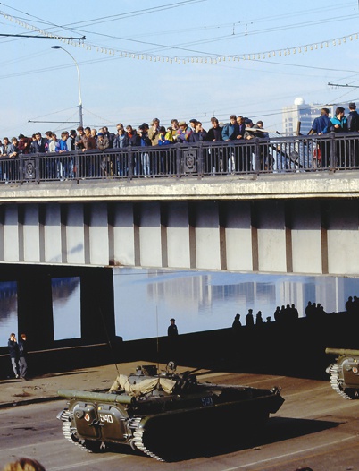 «Госпереворот 1993 года», 4 октября 1993, г. Москва. Бронетехника на Смоленской набережной во время расстрела Верховного Совета по приказу Ельцина 4 октября 1993 года.