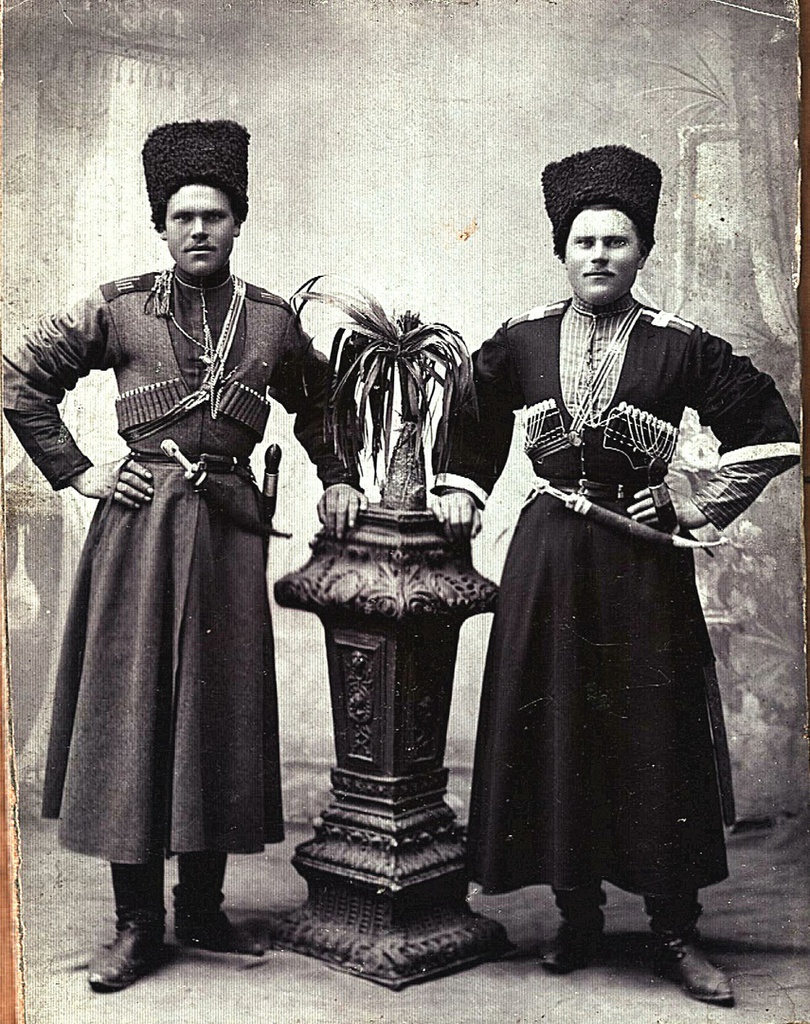 Фото на память. Перед отправкой на фронт, 26 августа 1914 - 31 августа 1915, г. Каменец-Подольск. Мой родной дед. Справа. Павел Башкатов. Кубанский казак. Станица Гиагинская.Фотография из архива Николая Шляхова.