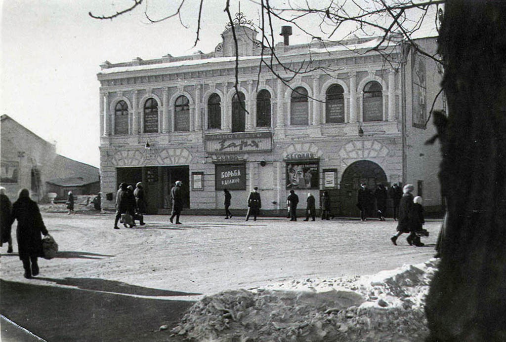 Кинотеатр «Заря», 1966 год, Приморский край, г. Уссурийск. Выставка «Для совместного просмотра» с этой фотографией.