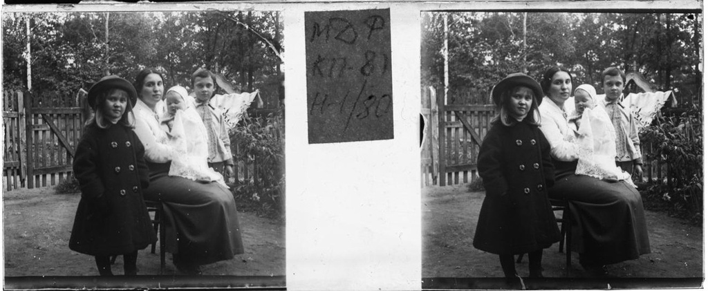 В Новогиреево, 1908 - 1912, Московская губ., пос. Новогиреево. А. Н. Авдонина, жена фотографа, с детьми.