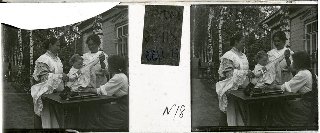 В саду, 1910-е, Московская губ., Московский у., пос. Новогиреево. Выставка «Дача, прощай!» с этой фотографией.