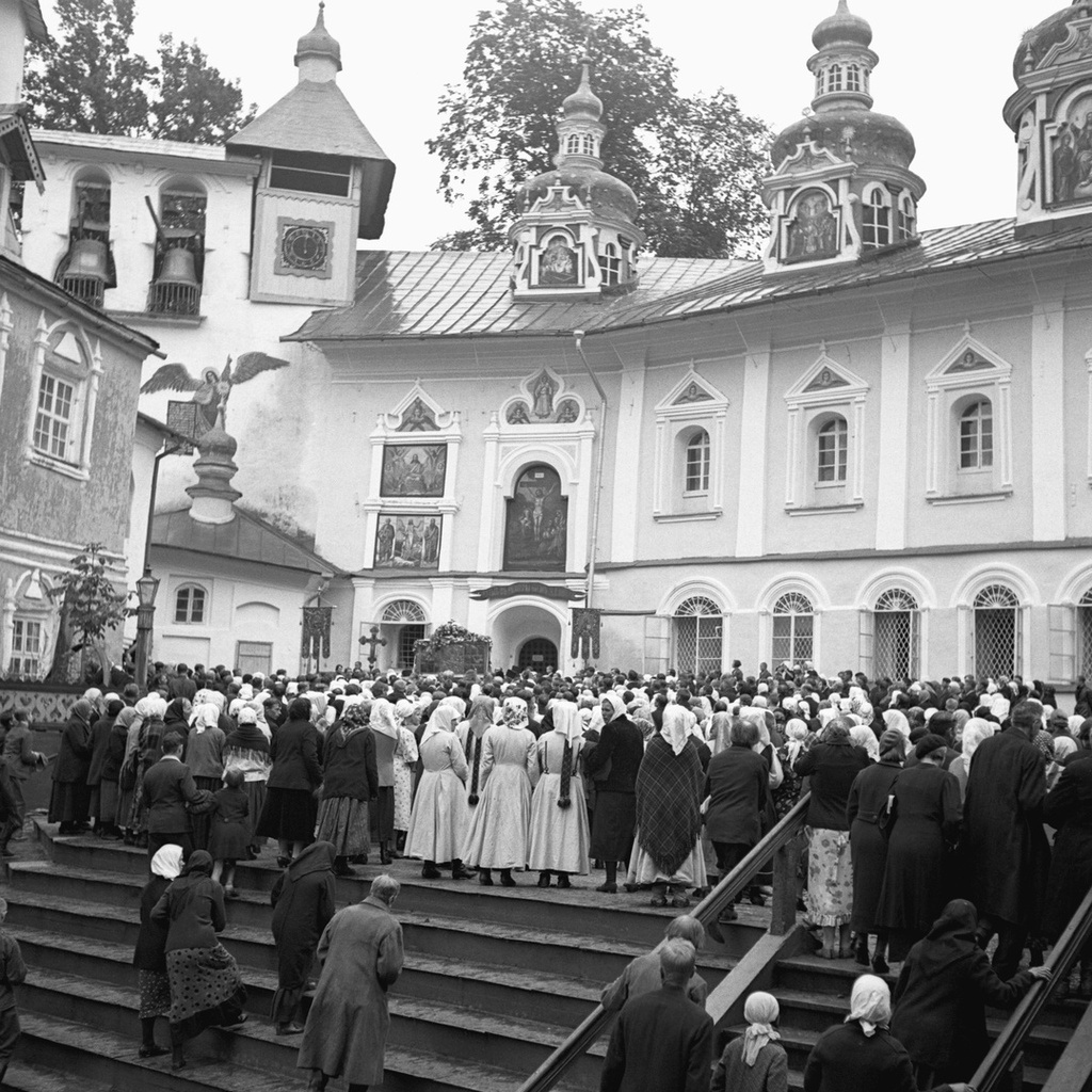 Псково-Печерский монастырь. Ризница и звонница, 1940 год, Ленинградская  обл, Печорский р-н, г. Петсери