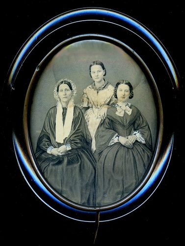 Семья Фетт – Берта Доротея (в центре), Анна Эльвира (справа) 
и их мать Доротея Элизабет, 1854 - 1855, г. Рига
