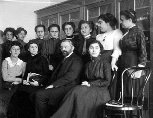 Приват-доцент и присяжный поверенный Альфонс Вормс среди слушательниц Высших женских юридических курсов В. А. Полторацкой, 1906 - 1910, г. Москва. В 1906 году княгиня Варвара Александровна Полторацкая основала общественно-юридические курсы, затем преобразованные в юридические курсы, преподавание на которых велось по программам юридических факультетов российских университетов. Курс занятий составлял четыре года. Начиная с 1914 года курсы выдавали дипломы, приравненные к университетским.Выставки&nbsp;«Профессор Альфонс Вормс – жизнь, судьба, семья»&nbsp;и «Личное дело: женщины в образовании и науке России» с этой фотографией.&nbsp;