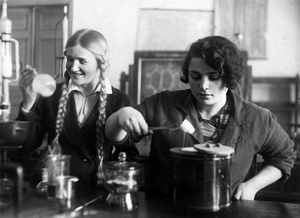 «Урок зельеварения», 15 марта 1936, г. Томск. На подавляющем большинстве старых фотографий люди сознательно позируют фотографу: сидят и стоят рядами с серьезным выражением лиц, даже на бытовых фото стараются принимать «фотогеничные» позы. Непостановочные фотографии, где субъекты не обращают внимания на фотографа или даже просто не знают, что их фотографируют встречаются гораздо реже и представляют интерес как реальные документы эпохи. Вот одна из таких фотографий. Моя бабушка Наталья Дмитриевна Тютева (07.11.1912–16.06.2002), блондинка с косами слева на этом фото, сделала на обороте надпись: «Я и Люська Голдберг в лаборатории орг. химии, 4 курс ТГУ (Томский государственный университет), занятия по органическому анализу, 15 марта 1936 года».Выставка «Советские блондинки» с этой фотографией.