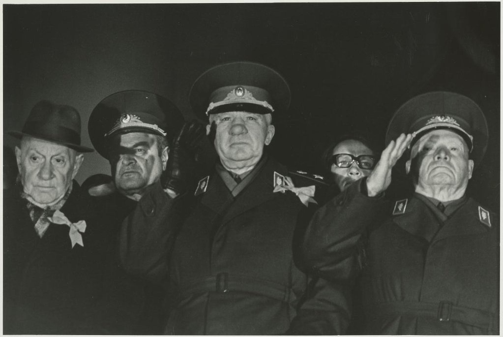 Парад, 1983 год, Ульяновская обл., г. Ульяновск. Выставка «Ульяновский "соцкретинизм" Валерия Щеколдина» с этой фотографией.