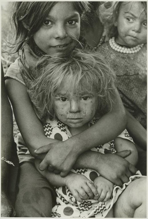 Три девочки, 1979 год, Ульяновская обл.. Выставка «Ульяновский "соцкретинизм" Валерия Щеколдина» с этой фотографией.