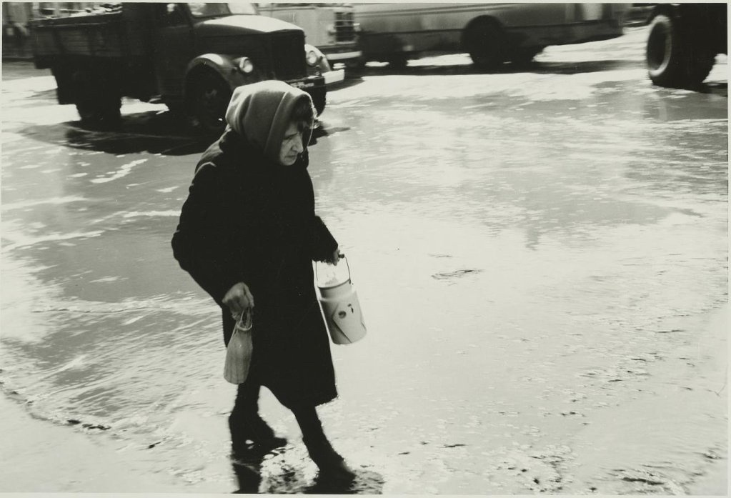 Женщина с бидоном, 1970 год, Ульяновская обл., г. Ульяновск. Выставка «Ульяновский "соцкретинизм" Валерия Щеколдина» с этой фотографией.