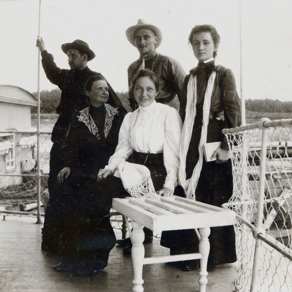 «Волга, какой она была». Пассажиры на волжском пароходе, 1901 - 1910, Самарская губ.. Выставка «Волга, какой она была» с этой фотографией.