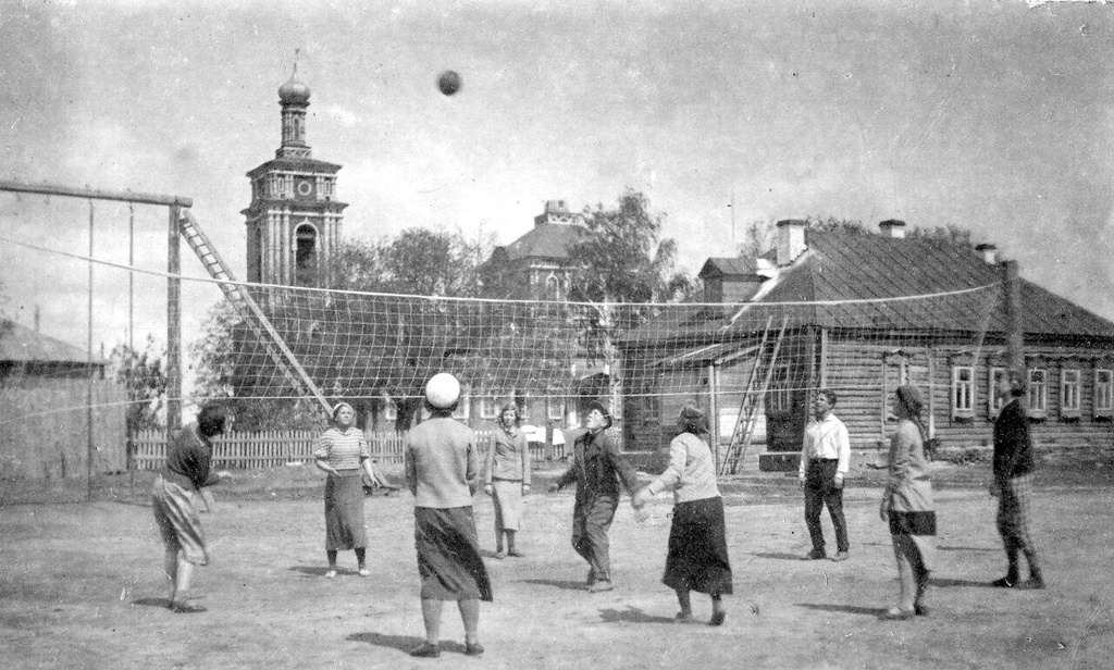 Вид на Успенскую церковь со школьного двора, 1938 - 1939, Рязанская обл., рабочий пос. Шилово. Территория школы, справа многоквартирный учительский дом.