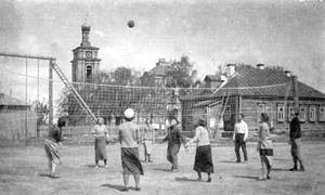 Вид на Успенскую церковь со школьного двора, 1938 - 1939, Рязанская обл., рабочий пос. Шилово. Территория школы, справа многоквартирный учительский дом.