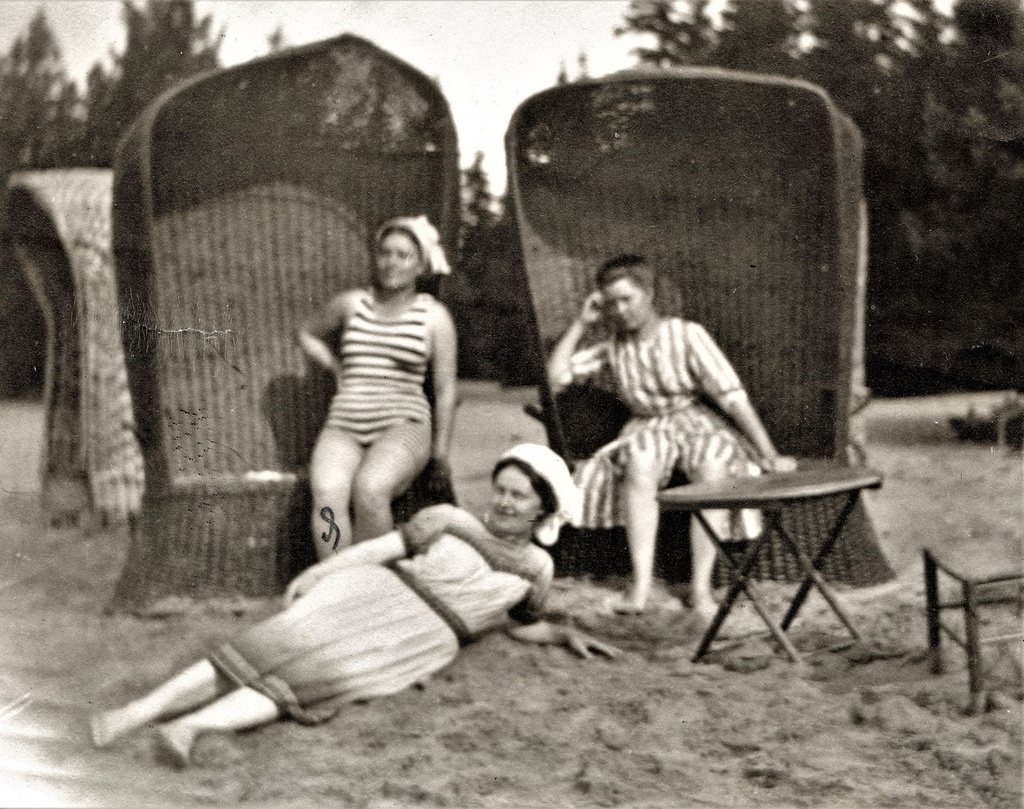 Пляж на берегу озера, июнь - август 1912, Великое княжество Финляндское. Моя бабушка в Финляндии.Выставка «Путешествие по Финляндии в 1912 году» с этой фотографией.