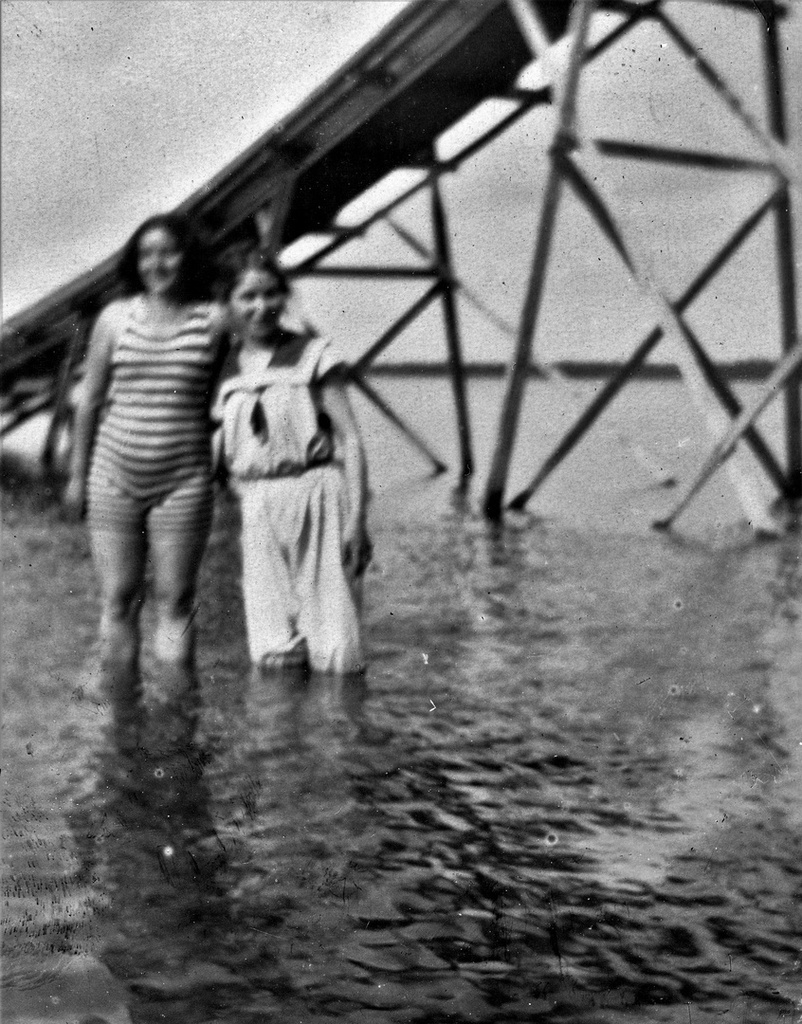 Купание в озере, июнь - июль 1912, Великое княжество Финляндское. Выставка «Путешествие по Финляндии в 1912 году» с этой фотографией.