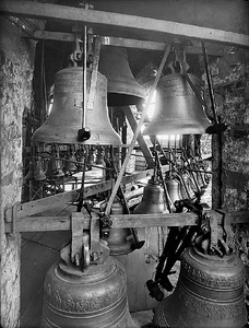 Спасская башня. Колокола курантов, 1900 - 1912, г. Москва. Из альбома «Московский Кремль в старину и теперь» т. 1 Стены и башни. Синодальная тип., М., 1912 г. Неизвестный автор.Выставка «Тайны Кремлевских стен» с этой фотографией.