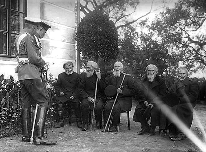 100-летний юбилей Отечественной войны 1812 года. Свидетели Бородинского сражения, 25 июля 1912, Бородинское поле, у Спасо-Бородинского собора. 25 августа 1912 года, в канун Бородинской битвы, у Спасо-Бородинского собора (возведенного вдовой погибшего генерала Тучкова) начались юбилейные торжества, посвященные 100-летию Отечественной войны 1812 года. Задолго до этих торжеств были сделаны по всей России запросы у губернаторов о наличии живых свидетелей войны 1812 года. Было найдено всего 25 человек и все в возрасте более 110 лет, за исключением одного – И. Машарского, которому исполнилось 108 лет. Он был очевидцем сражения под Клястицами. Самому старшему из этих стариков, бывшему фельдфебелю А. И. Винтонюку, было 122 года. Он был настолько слаб, что не мог ходить без посторонней помощи. Только пятеро из них смогли прибыть на торжества. Их посадили на стульях у церкви . После объезда войск, Император Николай II в сопровождении свиты подошел к старикам. Он беседовал с ними, подойдя к каждому, спрашивал о прежней службе, о жизни. При попытке одного из них подняться, Государь запретил это делать.