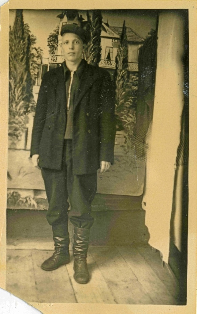 В фотоателье, 28 августа 1949, Чкаловская обл., Бузулукский р-н, станция Колтубанка. Николай Федорович Парамонов, 23 года. Фото сделано в фотоателье  при станции Колтубанка, поселок Колтубановский.