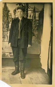 В фотоателье, 28 августа 1949, Чкаловская обл., Бузулукский р-н, станция Колтубанка. Николай Федорович Парамонов, 23 года. Фото сделано в фотоателье  при станции Колтубанка, поселок Колтубановский.