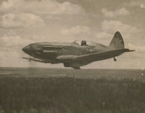 Виталий Рыбалка в кабине своего МиГ-3 над аэродромом Ватулино, 7 апреля 1942, Московская обл., Рузский р-н, Ватулино