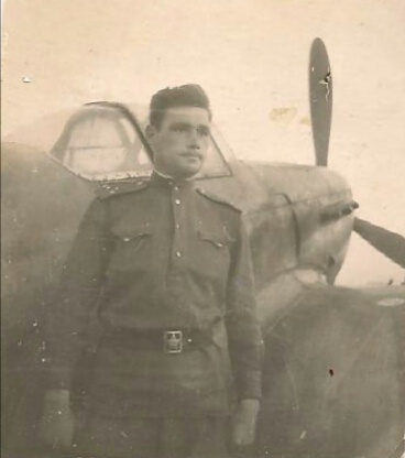 Старший лейтенант Виталий Рыбалка у своего самолета ЯК-1, 23 июня 1943