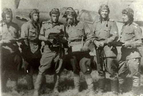 Виталий Рыбалка с летчиками своего звена перед боевым вылетом, 30 июня 1943