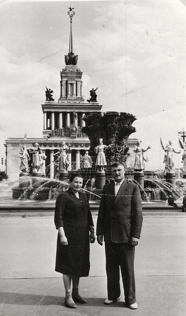 У фонтана «Дружба народов СССР», 1955 год, г. Москва, ВДНХ