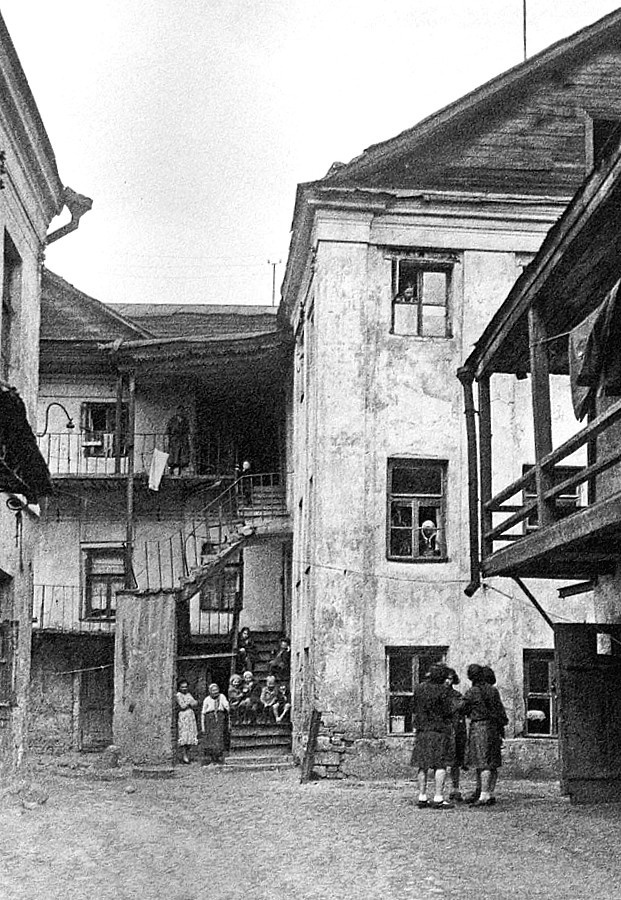 Советское Зарядье. Двор жилого дома, 1931 - 1940, г. Москва. Многие дома в Зарядье имели галереи вместо лестничных клеток и коридоров.Выставка «Зарядье, с которым никто не знал, что делать...» с этой фотографией.