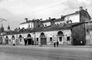 Московское Зарядье. Москворецкая набережная, 1910 - 1916, г. Москва. Вдоль Москворецкой набережной к Китайгородской стене были пристроены лабазы.Выставка «Зарядье, с которым никто не знал, что делать...» с этой фотографией.