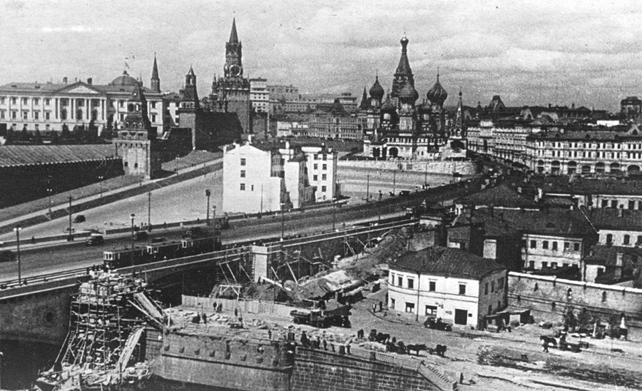 Советское Зарядье. Разборка старого Москворецкого моста, 1938 год, г. Москва. Выставка «Зарядье, с которым никто не знал, что делать...» с этой фотографией.