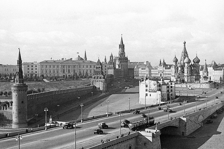 Советское Зарядье. Новый Большой Москворецкий мост, 1938 год, г. Москва. Выставка «Зарядье, с которым никто не знал, что делать...» с этой фотографией.