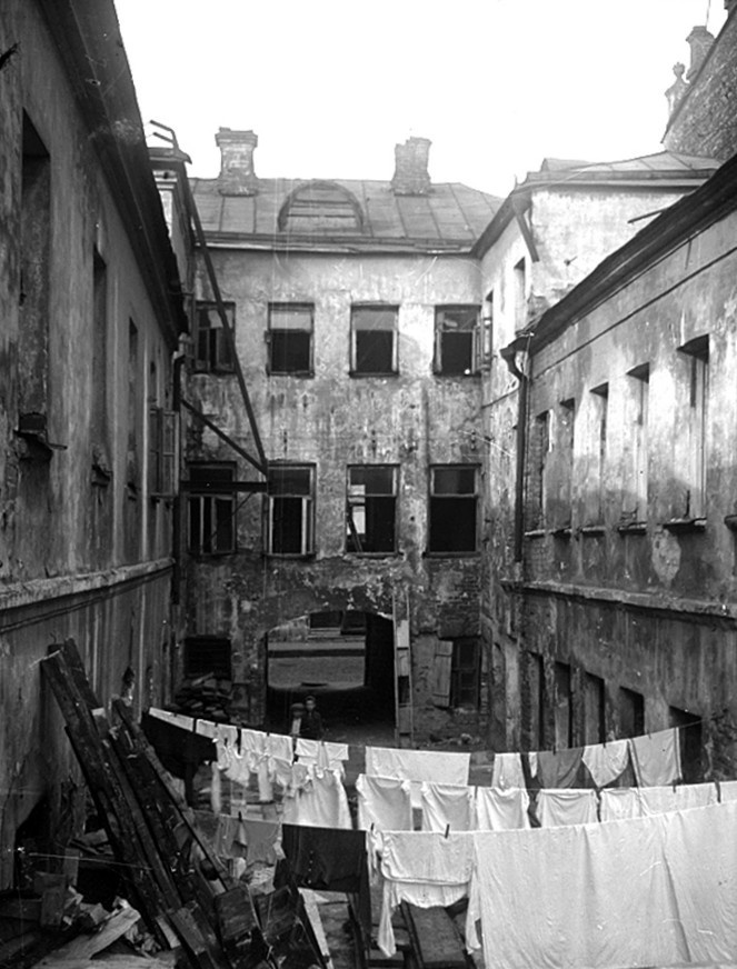 Советское Зарядье. Двор жилого дома, 1931 - 1940, г. Москва. Выставка «Зарядье, с которым никто не знал, что делать...» с этой фотографией.