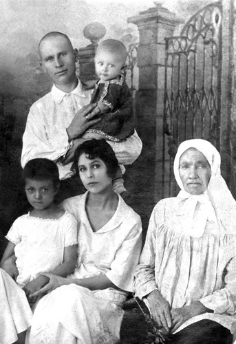 Семейный портрет, 1 марта 1927 - 1 июля 1927, г. Пятигорск