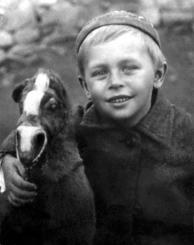 Портрет с игрушечной лошадкой, октябрь - ноябрь 1930, г. Пятигорск