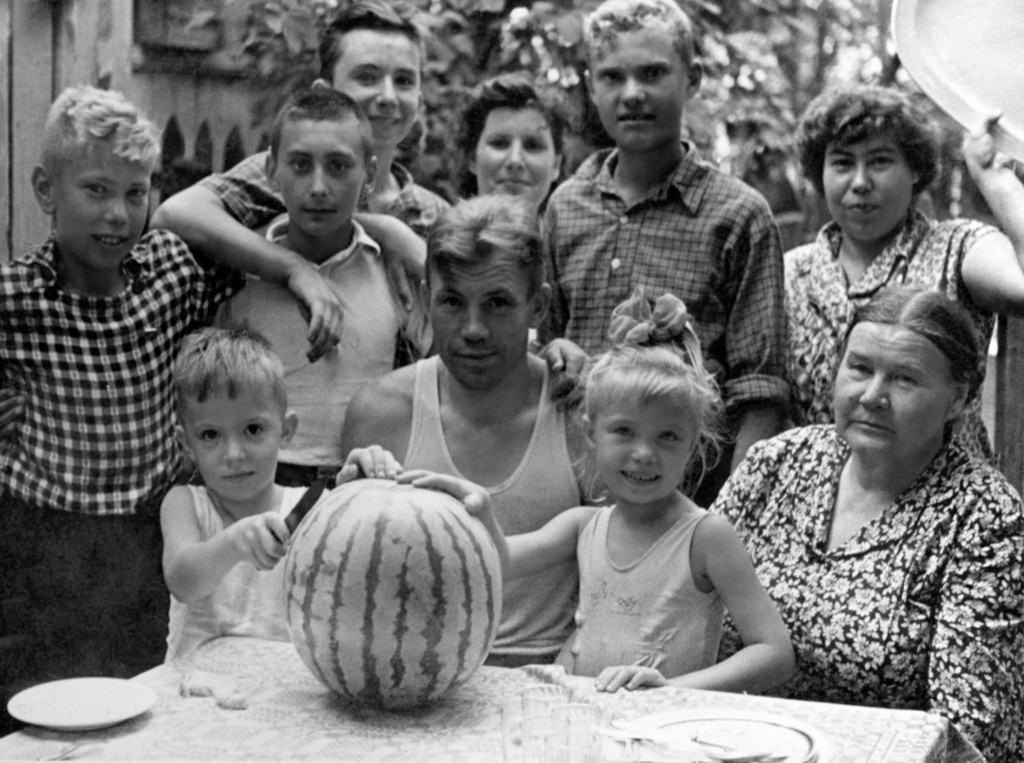 Открытие сезона арбузов, 6 августа 1961, Грузинская ССР, слобода Константиновка. Выставка «Арбуз или дыня?» с этой фотографией.