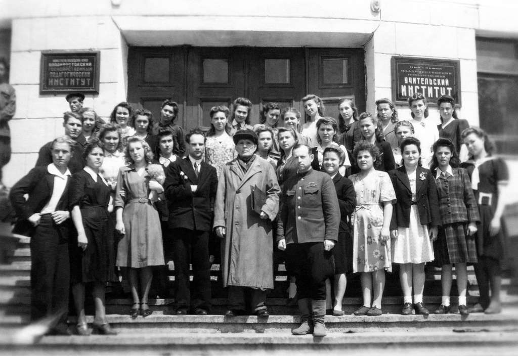 Будущие учителя и преподаватели, послевоенный набор, 15 апреля 1946 - 15 мая 1946, г. Владивосток. Выставка «СССР в 1946 году» с этой фотографией.