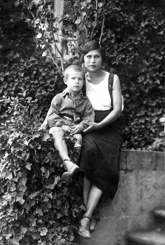 Мама с сыном на фоне зелени, май - июнь 1932, г. Пятигорск