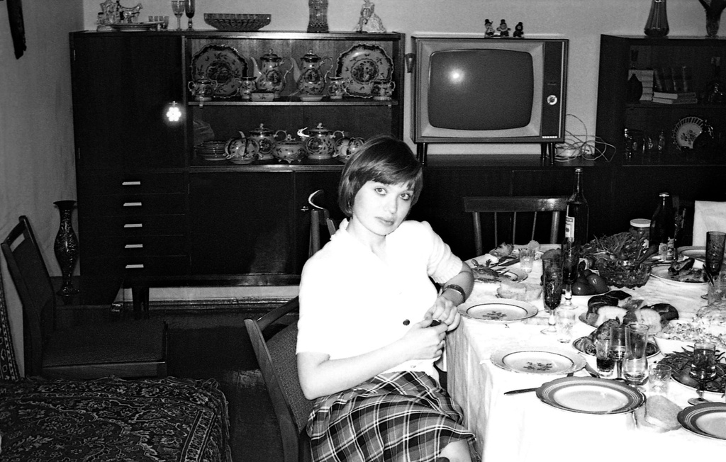 Праздничный стол в интерьере 70-х, 27 октября 1979, Азербайджанская ССР, г. Баку. Выставка «СССР в 1979 году» с этой фотографией.