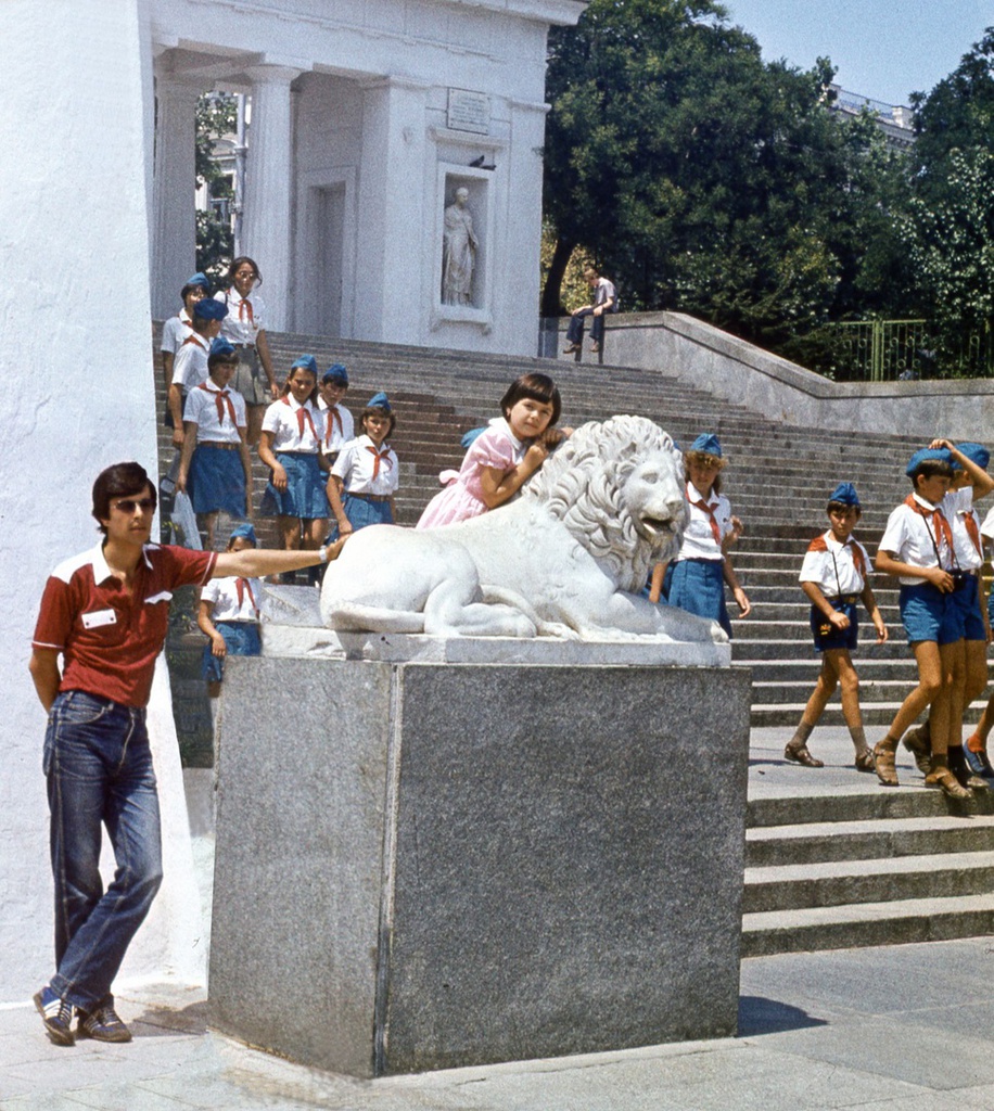 Фото в Севастополе на фоне пионеров из «Артека», 1 - 20 августа 1983, Украинская ССР, Крымская обл., г. Севастополь. Выставка «Каменные львы» с этим снимком.