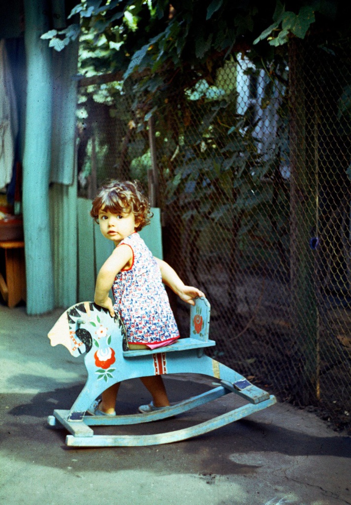 На детской лошадке, 15 - 30 июля 1980, Краснодарский край, г. Краснодар. Выставка «Я люблю свою лошадку...» с этой фотографией.