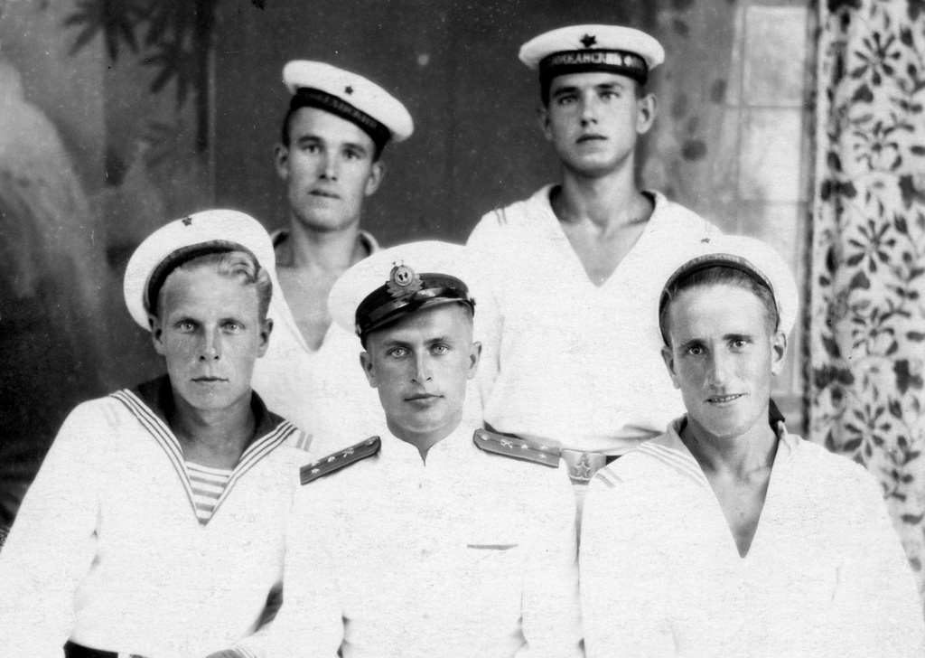 Фото "Моряки в белой форме", июнь - июль 1952, г. Владивосток - История ...