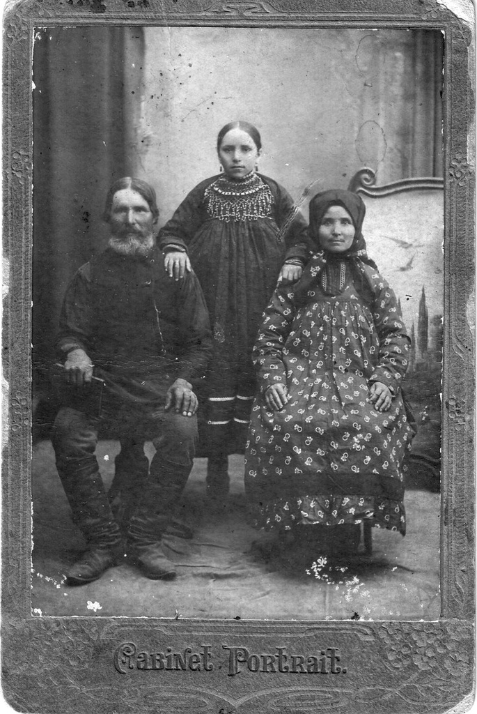 Фото "В центре Мария Михайловна Каплина, 1901 года рождения, с ...