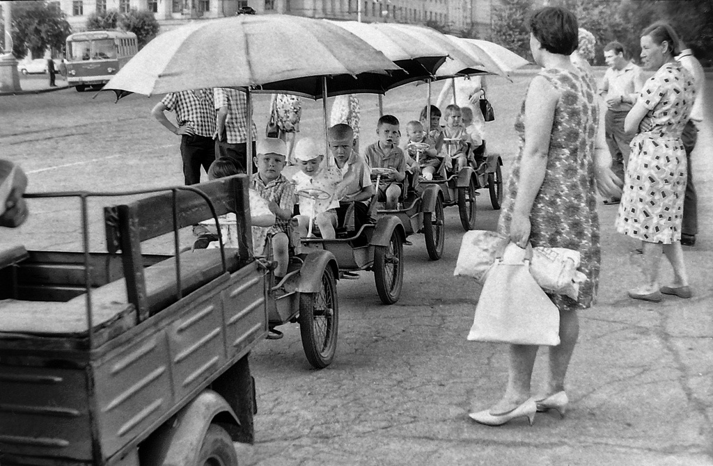 Аттракцион на центральной площади города, детский автопоезд, июль 1969, Воронежская обл., г. Воронеж, Ленинский р-н. Выставка «Курская и Воронежская» с этой фотографией.