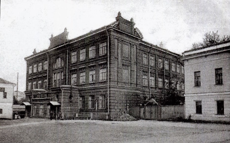 Женская школа при Евангелическо-лютеранской церкви Св. Апостолов Петра и Павла, 1905 - 1917, г. Москва. При соборе Петра и Павла действовала школа Peter-Paul Schule. Школа имела женское и мужское отделения. Женское помещалось в доме рядом с храмом по адресу Колпачный пер., дом 12 (1892 год, архитектор В. А. Коссов). Мужское отделение помещалось по адресу Петроверигский пер., дом 10 (1912–1916 гг. архитектор О. В. Дессин). Школа была известна высоким уровнем преподавания языков и гуманитарных предметов.