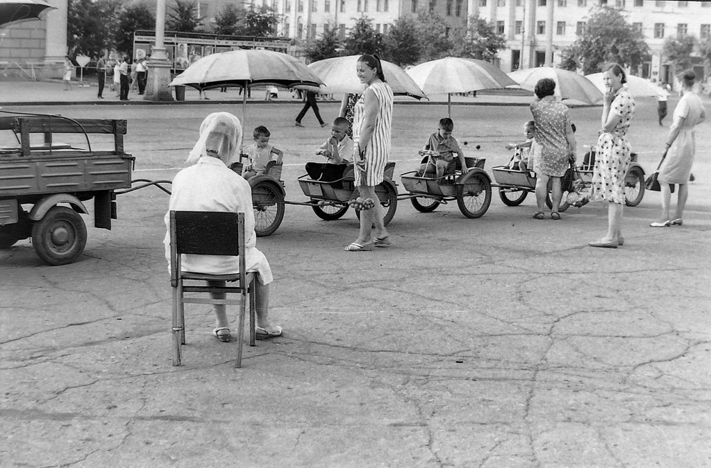 Аттракцион на центральной площади города, детский автопоезд, июль 1969, Воронежская обл., г. Воронеж, Ленинский р-н. Выставка «Лето 1960-х» с этой фотографией.