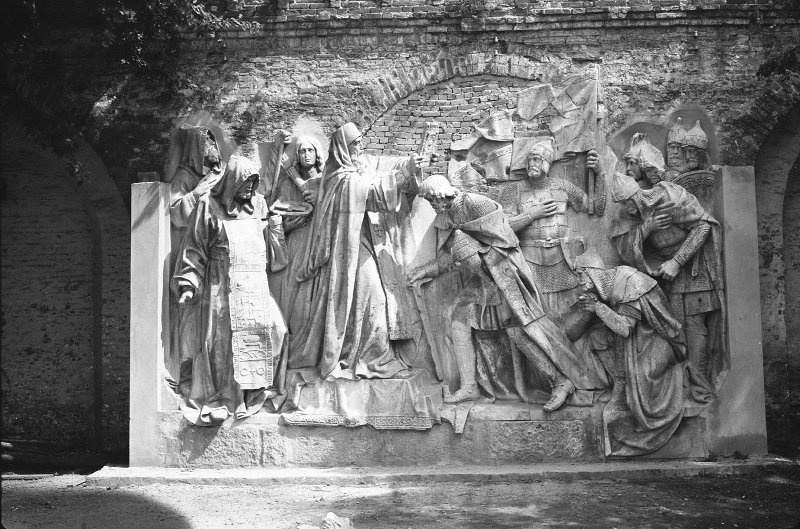 Фото "Горельеф «Благословение Дмитрия Донского Сергием Радонежским» с ...